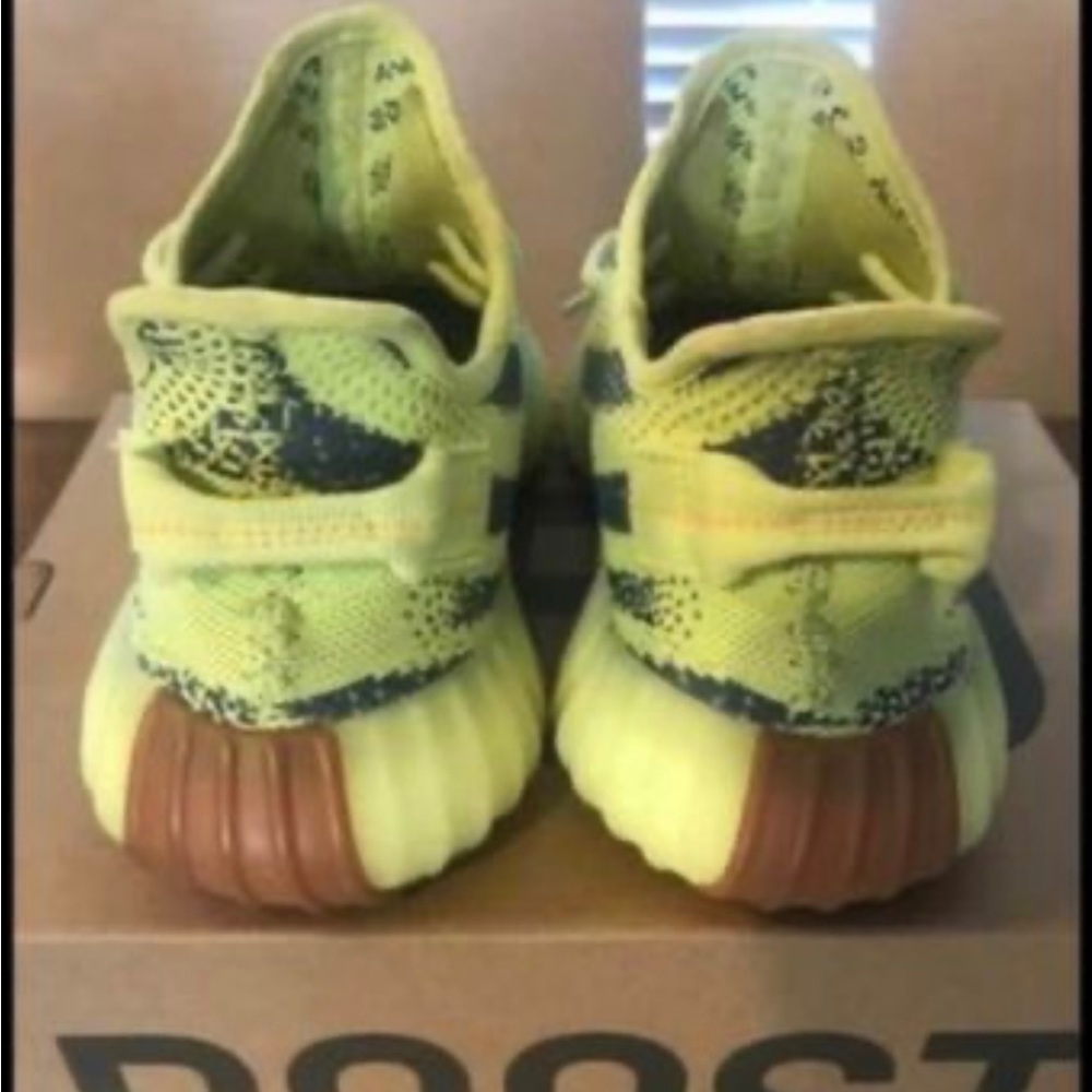 LIKE NEW Original Yeezy Boost 350 V2 
sz 8 1/2(men) $400 NEW